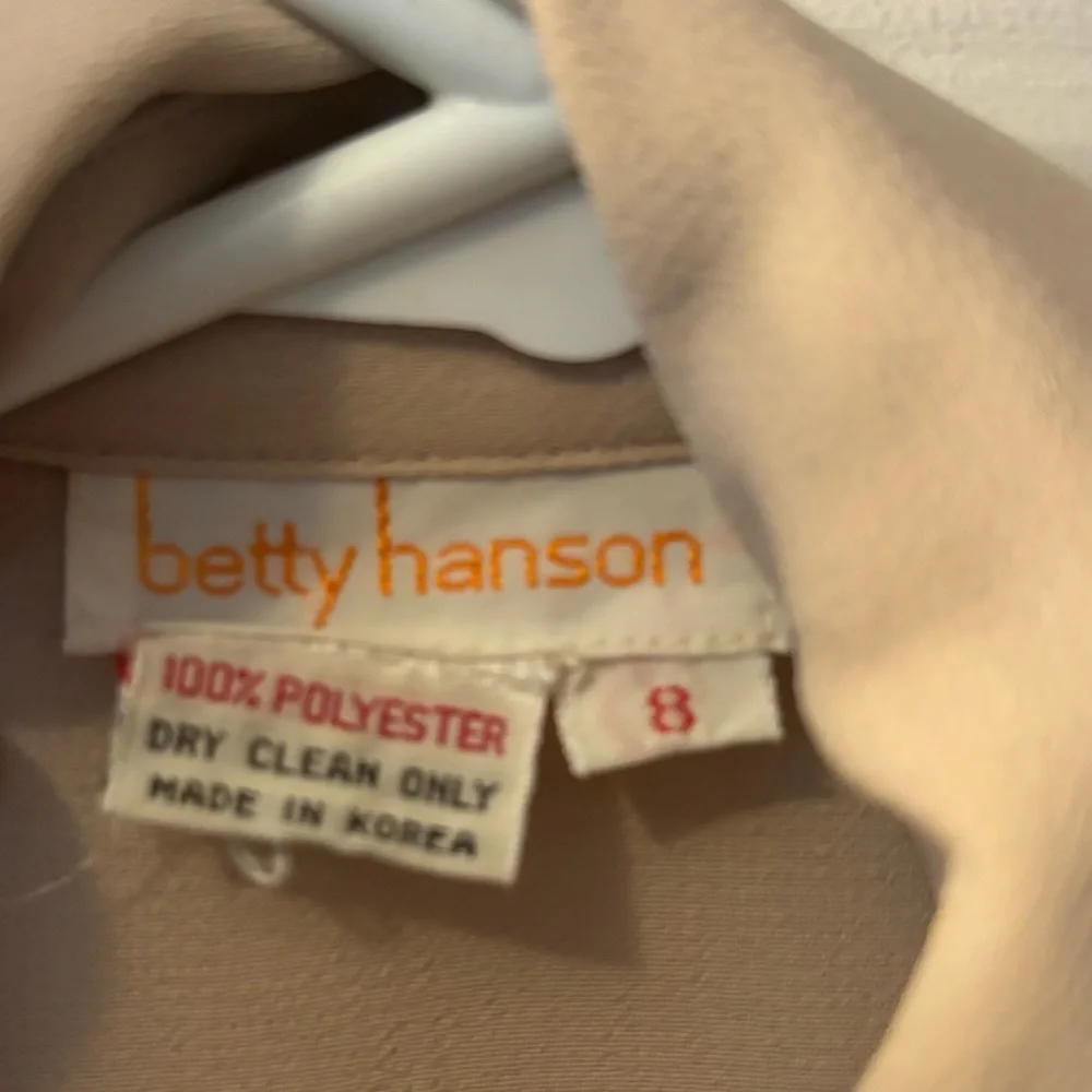 Vintage 80s Betty Hanson Beige Chiffon Blouse with Bow Detail - Picture 4 of 4